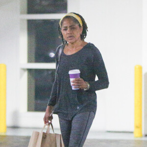 Doria Ragland, la mère de Meghan Markle, la nouvelle compagne du prince Harry, fait ses courses pour Thanksgiving à Los Angeles, le 23 novembre 2016.