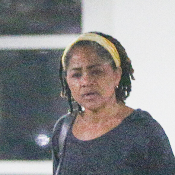 Doria Ragland, la mère de Meghan Markle, la nouvelle compagne du prince Harry, fait ses courses pour Thanksgiving à Los Angeles, le 23 novembre 2016.