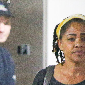 Doria Ragland, la mère de Meghan Markle, la nouvelle compagne du prince Harry, fait ses courses pour Thanksgiving à Los Angeles, le 23 novembre 2016.