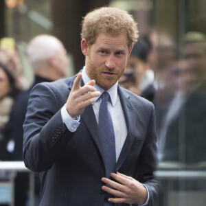 Le prince Harry participe avec d'autres personnalités du monde du sport, de la télévision à la 24ème journée de collecte de fonds caritative dans une salle de l'ICAP à la City à Londres, le 7 décembre 2016.