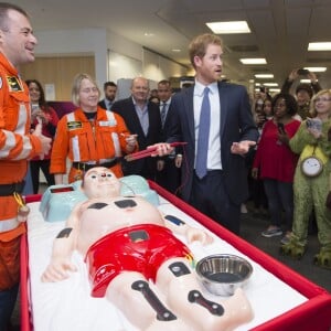 Le prince Harry joue avec d'autres personnalités du monde du sport, de la télévision à la 24ème journée de collecte de fonds caritative dans une salle de l'ICAP à la City à Londres, le 7 décembre 2016.