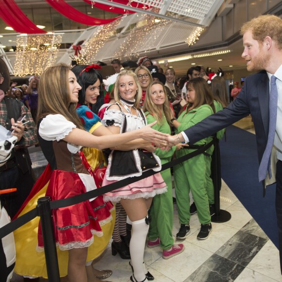 Le prince Harry participe avec d'autres personnalités du monde du sport, de la télévision à la 24ème journée de collecte de fonds caritative dans une salle de l'ICAP à la City à Londres, le 7 décembre 2016.