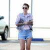 Ruby Rose se rend dans un salon de manucure avant d'aller dans une animalerie à Los Angeles, le 9 août 2015.