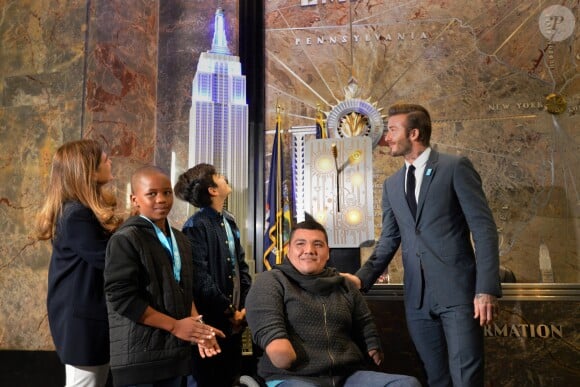 David Beckham, ambassadeur de l'UNICEF, illumine l'empire State Building pour les 70 ans de l'UNICEF à New York le 12 décembre 2016.