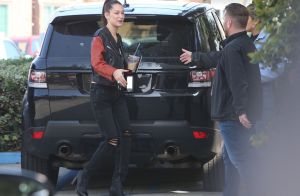 Bella Hadid arrive à l'hôtel Four Seasons George V à Paris, le 3 mars