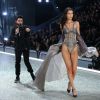 Bella Hadid et The Weeknd - Défilé Victoria's Secret Paris 2016 au Grand Palais à Paris, le 30 novembre 2016. © Cyril Moreau/Bestimage