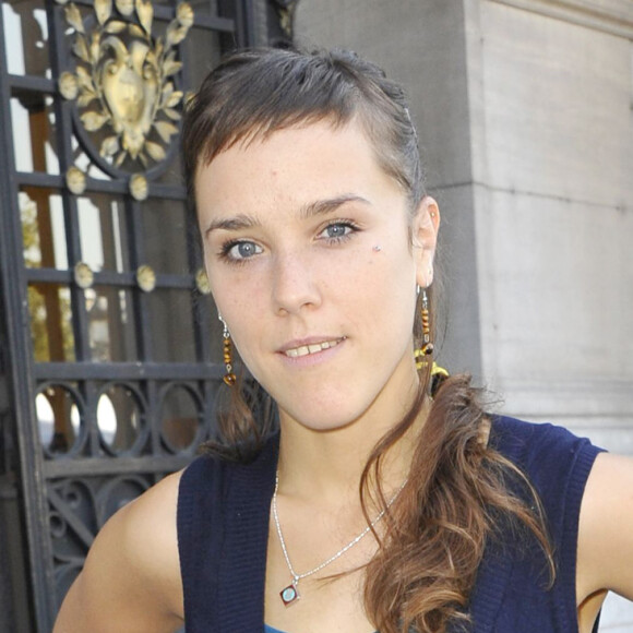 ZAZ - SOIREE EXCEPTIONNELLE POUR LES ASSOCIATIONS DE LAURETTE FUGAIN ET GREGORY LEMARCHAL SUR LE PARVIS DE L'HOTEL DE VILLE A PARIS 22/09/2010 - Paris