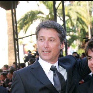 Antoine de Caunes et son fils Louis à Cannes en 2006.