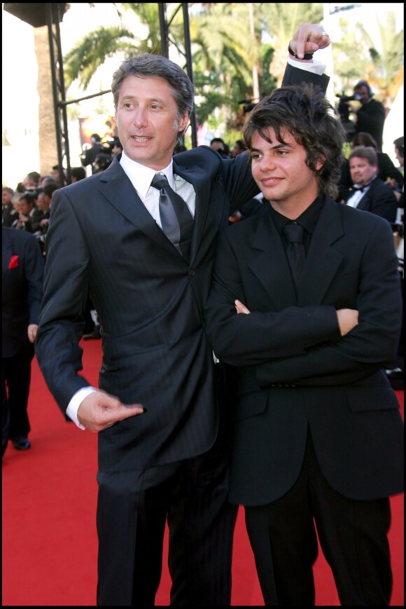 Antoine de Caunes et son fils Louis à Cannes en 2006.
