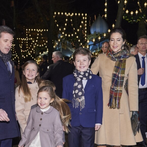 Le prince héritier Frederik et la princesse Mary de Danemark assistaient le 1er décembre 2016 avec leurs enfants Christian (11 ans), Isabella (9 ans), Vincent et Joséphine (5 ans) à la première de Casse-Noisette aux jardins de Tivoli à Copenhague. La reine Margrethe II de Danemark en signait cette année encore les costumes et la scénographie.