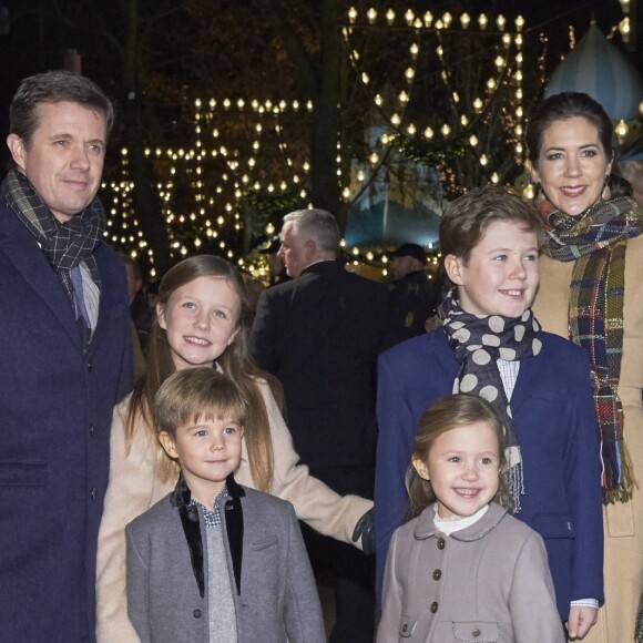 Le prince héritier Frederik et la princesse Mary de Danemark assistaient le 1er décembre 2016 avec leurs enfants Christian (11 ans), Isabella (9 ans), Vincent et Joséphine (5 ans) à la première de Casse-Noisette aux jardins de Tivoli à Copenhague. La reine Margrethe II de Danemark en signait cette année encore les costumes et la scénographie.