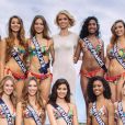 Sylvie Tellier entourée des 30 miss régionales, candidates pour le titre de Miss France 2017 à La Réunion, novembre 2016.