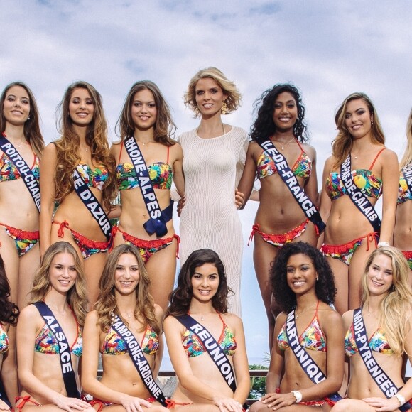 Sylvie Tellier entourée des 30 miss régionales, candidates pour le titre de Miss France 2017 à La Réunion, novembre 2016.