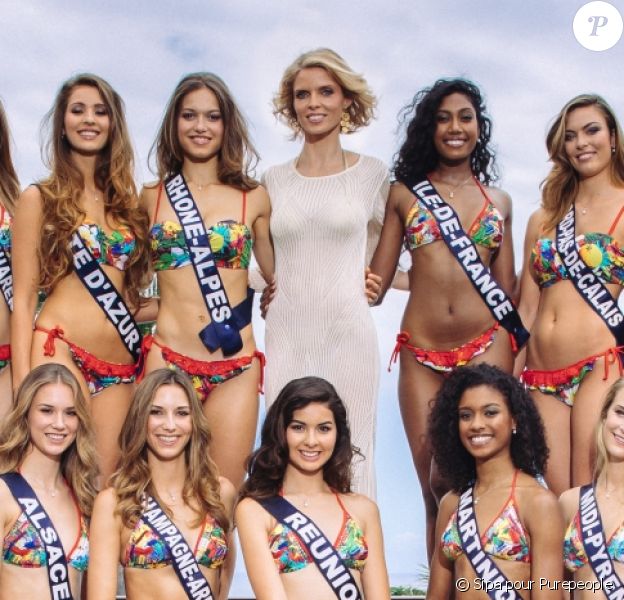 Sylvie Tellier entourée des 30 miss régionales, candidates pour le titre de Miss France 2017 à La Réunion, novembre 2016.