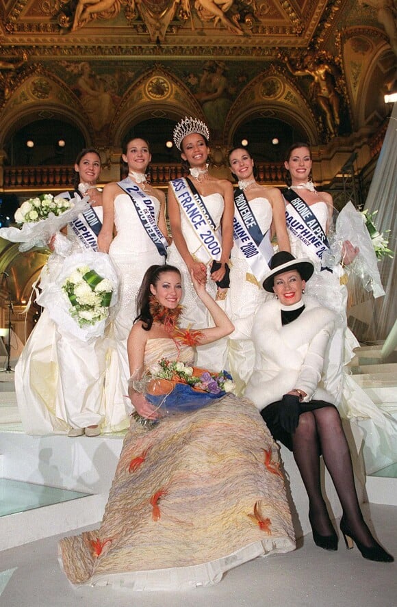 Sonia Rolland, entourée de Mareva Galanter et Geneviève de Fontenay, élue Miss France 2000 en décembre 1999.