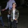 La famille Beckham arrive à l'aéroport de LAX à Los Angeles. David Beckham tient la main de sa fille Harper, Brooklyn marche aux côtés de sa mère Victoria, le petit Cruz porte tout seul sa guitare et Roméo porte son skateboard. Le 29 août 2016.
