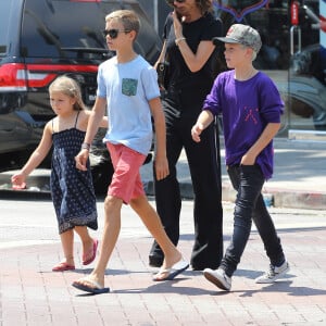 Exclusif - Victoria Beckham est allée déjeuner avec ses enfants Harper, Romeo, Cruz et Brooklyn au restaurant The Golden State à Los Angeles, le 21 août 2016.