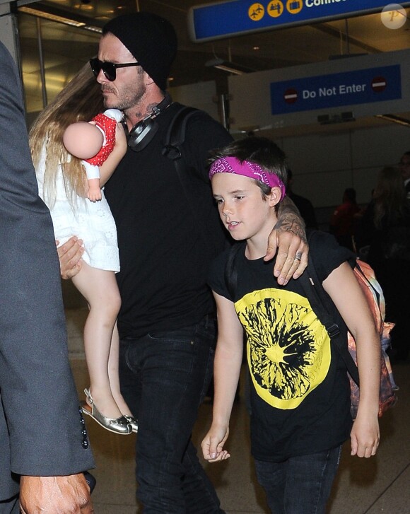 David Beckham avec Harper Beckham et Cruz Beckham arrivent à l'aéroport de LAX à Los Angeles, le 11 juillet 2016.