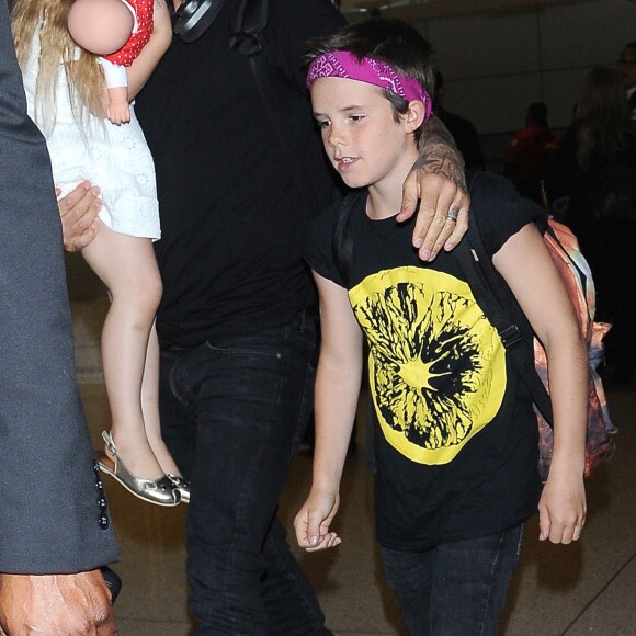 David Beckham avec Harper Beckham et Cruz Beckham arrivent à l'aéroport de LAX à Los Angeles, le 11 juillet 2016.