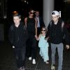 Victoria Beckham à l'aéroport LAX de Los Angeles avec sa fille Harper et ses fils Cruz et Romeo le 18 avril 2016.