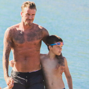 David Beckham et son fils Cruz - Victoria Beckham prend des photos de famille à la plage en Grèce le 4 juin 2016.