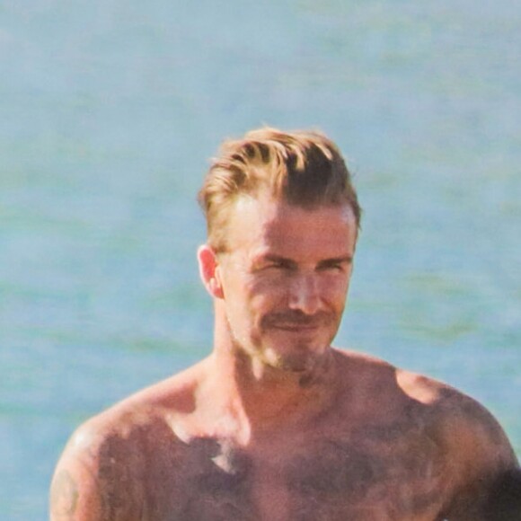 David Beckham et son fils Cruz - Victoria Beckham prend des photos de famille à la plage en Grèce le 4 juin 2016.