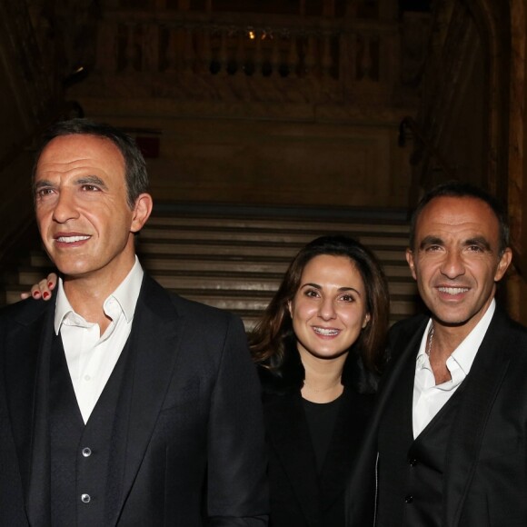 Nikos Aliagas avec sa soeur Maria lors de la réception organisée en l'honneur de son entrée au musée Grévin. Paris, le 7 décembre 2016.