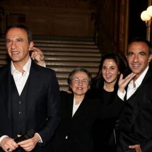 Nikos Aliagas avec sa soeur Maria et sa mère Harula lors de la réception organisée en l'honneur de son entrée au musée Grévin. Paris, le 7 décembre 2016.