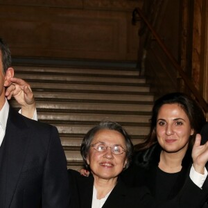 Nikos Aliagas avec sa soeur Maria et sa mère Harula lors de la réception organisée en l'honneur de son entrée au musée Grévin. Paris, le 7 décembre 2016.