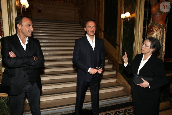Nikos Aliagas avec sa mère Harula lors de la réception organisée en l'honneur de son entrée au musée Grévin. Paris, le 7 décembre 2016.