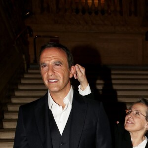 Nikos Aliagas avec sa mère Harula lors de la réception organisée en l'honneur de son entrée au musée Grévin. Paris, le 7 décembre 2016.