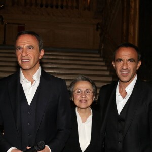 Nikos Aliagas avec sa mère Harula lors de la réception organisée en l'honneur de son entrée au musée Grévin. Paris, le 7 décembre 2016.