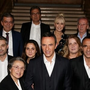 Nikos Aliagas avec sa compagne Tina Grigoriou, sa mère Harula, la mère de sa compagne Despina, sa soeur Maria avec son compagnon Nikos, et des membres de sa famille lors de la réception organisée en l'honneur de son entrée au musée Grévin. Paris, le 7 décembre 2016.