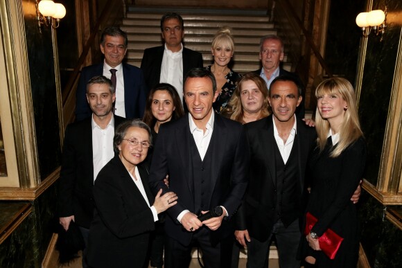 Nikos Aliagas avec sa compagne Tina Grigoriou, sa mère Harula, la mère de sa compagne Despina, sa soeur Maria avec son compagnon Nikos, et des membres de sa famille lors de la réception organisée en l'honneur de son entrée au musée Grévin. Paris, le 7 décembre 2016.
