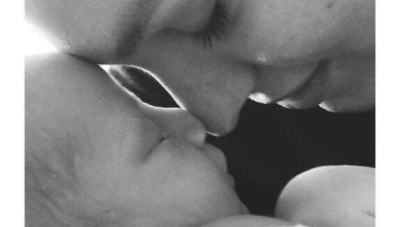 Candice Swanepoel allaite son fils : "Un acte non pas sexuel mais naturel"