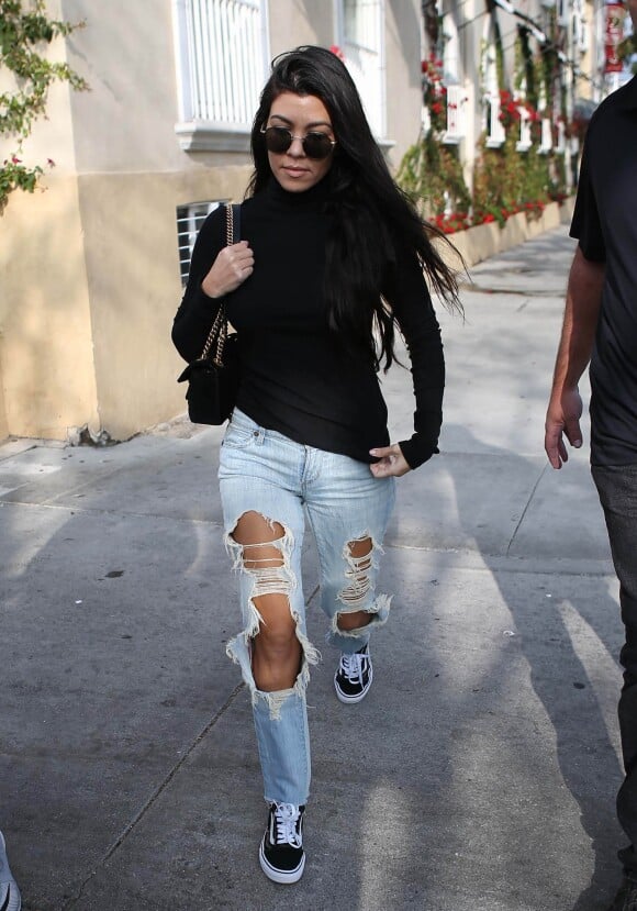 Kourtney Kardashian à Los Angeles avec un jean très déchiré le 13 décembre 2016.