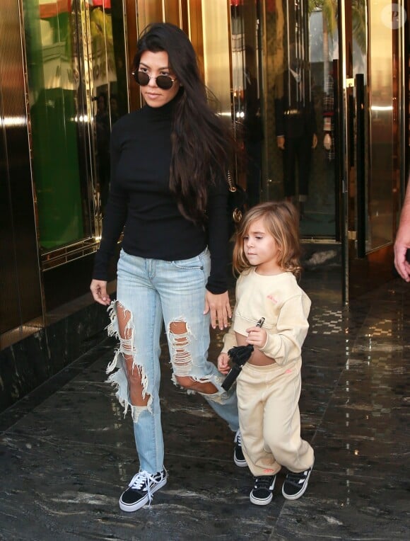 Kourtney Kardashian fait du shopping chez Gucci avec sa fille Penelope Disick et rejoint ensuite Scott Disick pour déjeuner à Beverly Hills, le 13 décembre 2016