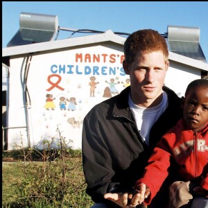 Le prince Harry lors de sa visite au Lesotho en avril 2006. A cette époque, le prince s'était rendu en Afrique pour le lancement de sa nouvelle association, Sentebale (qui signifie "ne m'oublie pas") en hommage à sa mère, la princesse Diana, disparue en 1997.