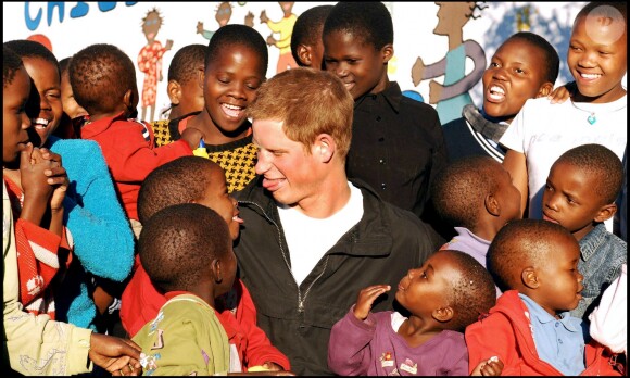 Le prince Harry lors de sa visite au Lesotho en avril 2006. A cette époque, le prince s'était rendu en Afrique pour le lancement de sa nouvelle association, Sentebale (qui signifie "ne m'oublie pas") en hommage à sa mère, la princesse Diana, disparue en 1997.