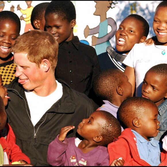 Le prince Harry lors de sa visite au Lesotho en avril 2006. A cette époque, le prince s'était rendu en Afrique pour le lancement de sa nouvelle association, Sentebale (qui signifie "ne m'oublie pas") en hommage à sa mère, la princesse Diana, disparue en 1997.