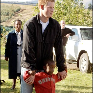 Le prince Harry lors de sa visite au Lesotho en avril 2006. A cette époque, le prince s'était rendu en Afrique pour le lancement de sa nouvelle association, Sentebale (qui signifie "ne m'oublie pas") en hommage à sa mère, la princesse Diana, disparue en 1997.