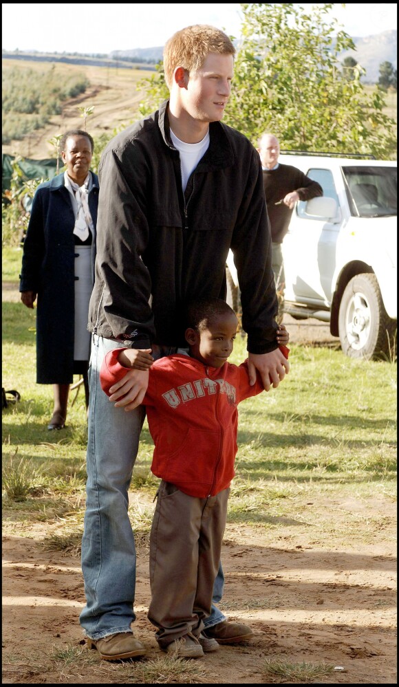 Le prince Harry lors de sa visite au Lesotho en avril 2006. A cette époque, le prince s'était rendu en Afrique pour le lancement de sa nouvelle association, Sentebale (qui signifie "ne m'oublie pas") en hommage à sa mère, la princesse Diana, disparue en 1997.