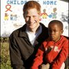 Le prince Harry lors de sa visite au Lesotho en avril 2006. A cette époque, le prince s'était rendu en Afrique pour le lancement de sa nouvelle association, Sentebale (qui signifie "ne m'oublie pas") en hommage à sa mère, la princesse Diana, disparue en 1997.