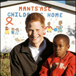 Le prince Harry lors de sa visite au Lesotho en avril 2006. A cette époque, le prince s'était rendu en Afrique pour le lancement de sa nouvelle association, Sentebale (qui signifie "ne m'oublie pas") en hommage à sa mère, la princesse Diana, disparue en 1997.