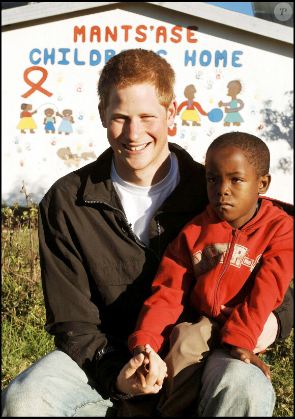 Le prince Harry lors de sa visite au Lesotho en avril 2006. A cette époque, le prince s'était rendu en Afrique pour le lancement de sa nouvelle association, Sentebale (qui signifie "ne m'oublie pas") en hommage à sa mère, la princesse Diana, disparue en 1997.