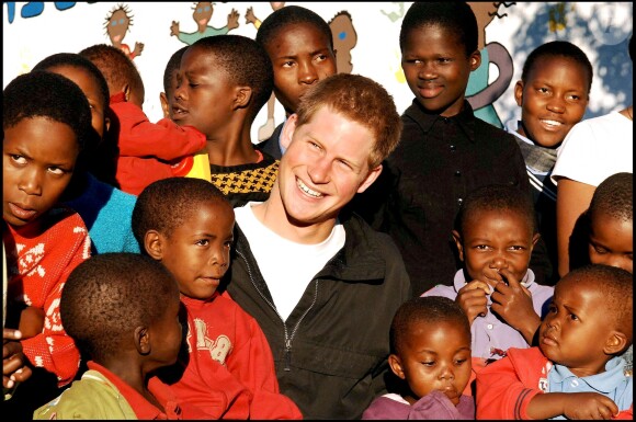 Le prince Harry lors de sa visite au Lesotho en avril 2006. A cette époque, le prince s'était rendu en Afrique pour le lancement de sa nouvelle association, Sentebale (qui signifie "ne m'oublie pas") en hommage à sa mère, la princesse Diana, disparue en 1997.
