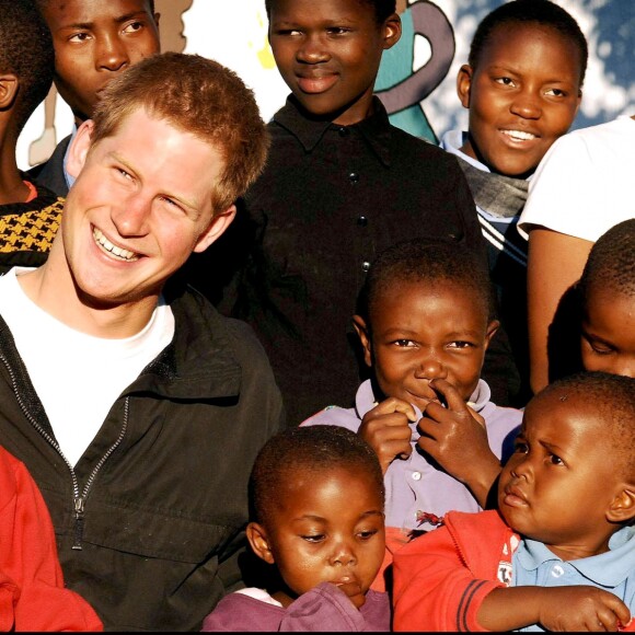 Le prince Harry lors de sa visite au Lesotho en avril 2006. A cette époque, le prince s'était rendu en Afrique pour le lancement de sa nouvelle association, Sentebale (qui signifie "ne m'oublie pas") en hommage à sa mère, la princesse Diana, disparue en 1997.