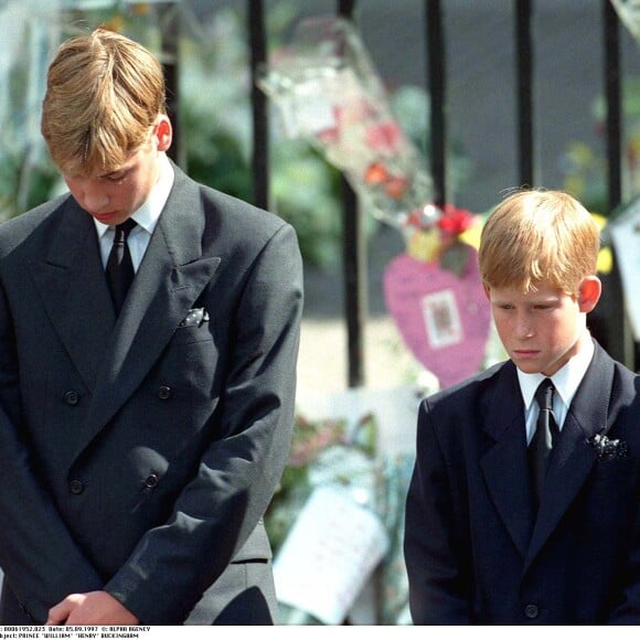 Le prince William et le prince Harry lors des funérailles de la princesse Diana à Buckingham Palace le 5 septembre 1997