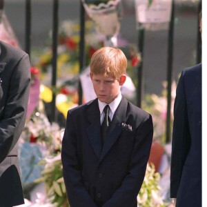 Le prince William et le prince Harry lors des funérailles de la princesse Diana à Buckingham Palace le 5 septembre 1997