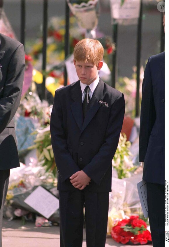 Le prince William et le prince Harry lors des funérailles de la princesse Diana à Buckingham Palace le 5 septembre 1997
